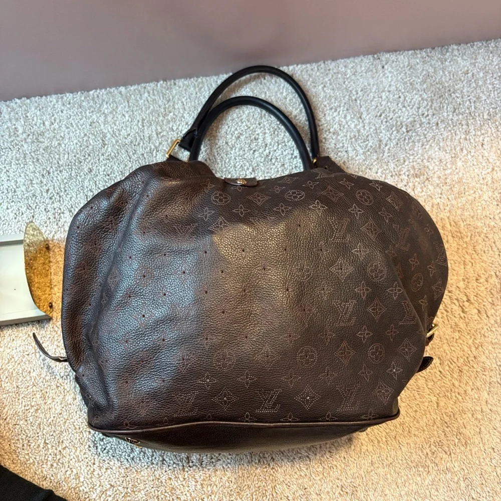 Authentic Louis Vuitton Mahina Boho In Elephant Gris - Picture 5 of 16